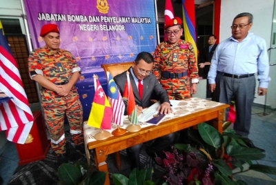 Amirudin menandatangani buku lawatan sebelum merasmikan Majlis Pelancaran Kesiapsiagaan JBPM Menghadapi Monsun Timur Laut di Balai Bomba dan Penyelamat Shah Alam pada Rabu.