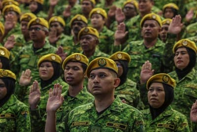 Anggota Rela melafaz ikrar pada Majlis Penyampaian Watikah Pelantikan KPRK dan KPR Kepada 113 Anggota Rela di Auditorium Kompleks KDN Jalan Duta hari ini. Foto Bernama