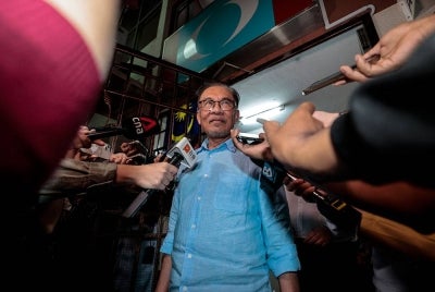 Anwar keluar daripada Ibu Pejabat Parti Keadilan Rakyat (PKR) selepas selesai Mesyuarat Majlis Presiden Pakatan Harapan (PH). - Foto Bernama.