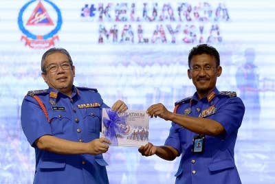 Abd Latiff (kiri) ketika merasmikan buku Dekad Platinum Angkatan Pertahanan Awam 2022-2023 pada Majlis Sambutan di Pusat Konvesyen Bangi Avanue.
Turut hadir Ketua Pesuruhjaya APM Aminurrahim Mohamed.  - Foto Bernama