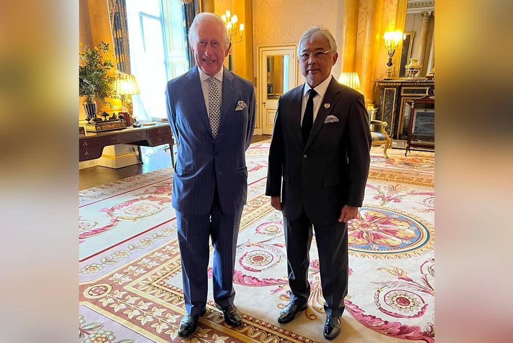 Yang di-Pertuan Agong Al-Sultan Abdullah Ri’ayatuddin Al-Mustafa Billah Shah (kanan) bersama Raja Charles III di Istana Buckingham, United Kingdom pada Rabu. - Foto FB Istana Negara.