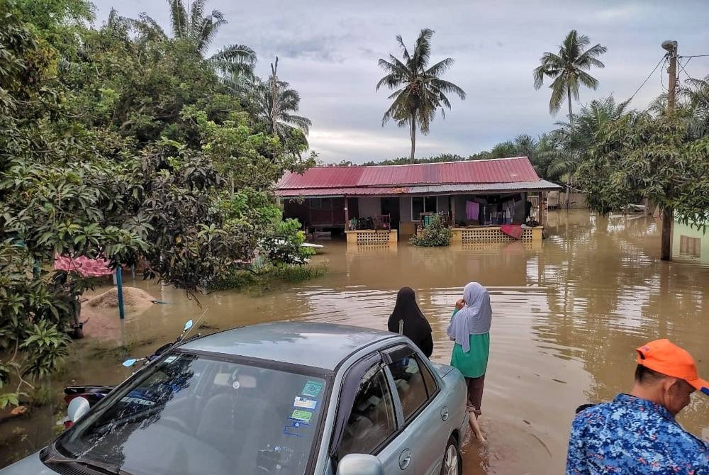 Keadaan rumah penduduk yang dinaiki air di Kampung Lanchang, Jasin.