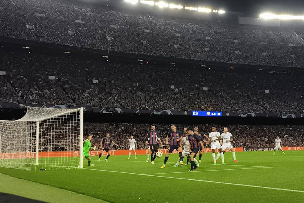 Antara aksi perlawanan Inter menentang Barcelona di Camp Nou awal pagi tadi