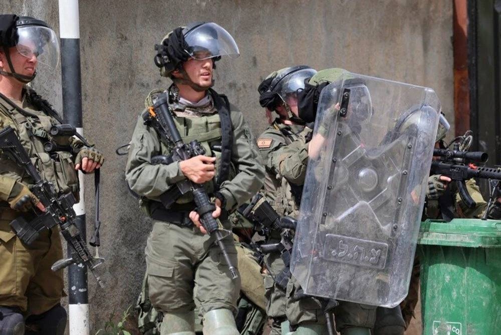 Tentera Israel ketika bertempur dengan penduduk Palestin di Tebing Barat. - Foto AFP