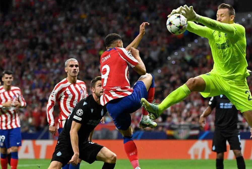 Antara aksi perlawanan Atletico menentang Brugge di Stadium Metropolitano awal pagi Khamis.