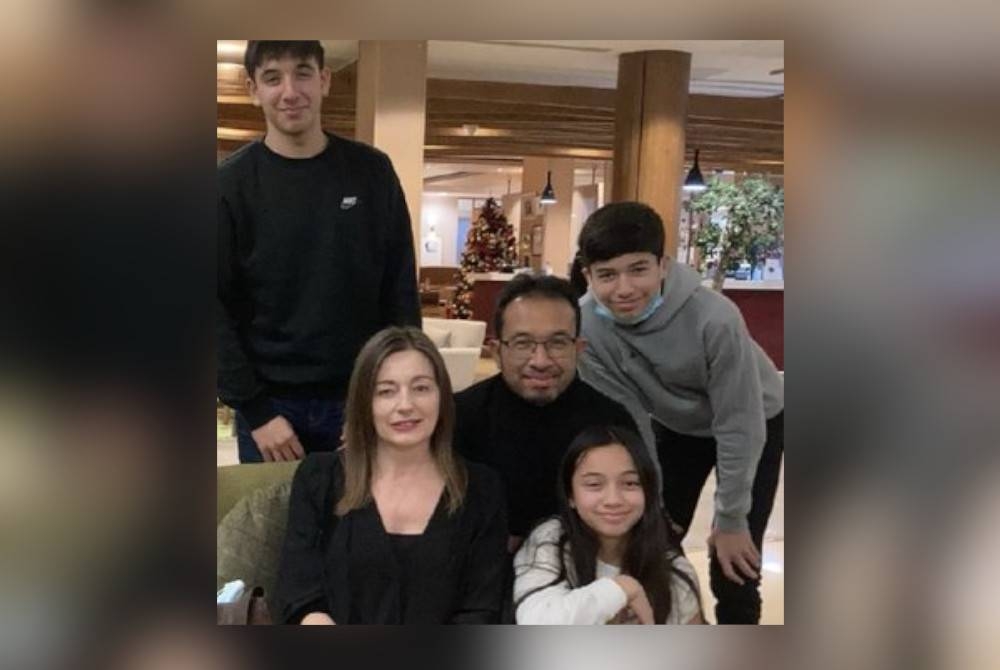 Prof Dr Iskandar Idris bersama ahli keluarganya.