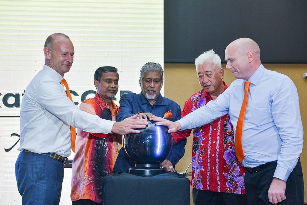 Dari kiri; Soren Holm Jensen, Timbalan Ketua Pegawai Eksekutif Kumpulan Barkath, Anwar Kabir, Barkath,Boon Poh dan Herluf Nissen melancarkan logo Barkath CO-RO pada majlis ulang tahun ke-30 syarikat itu di Pulau Pinang pada 6 Oktober lepas.