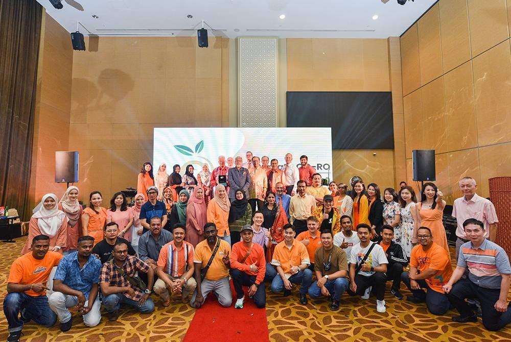 Kakitangan Barkath CO-RO yang hadir meraikan ulang tahun syarikat itu.