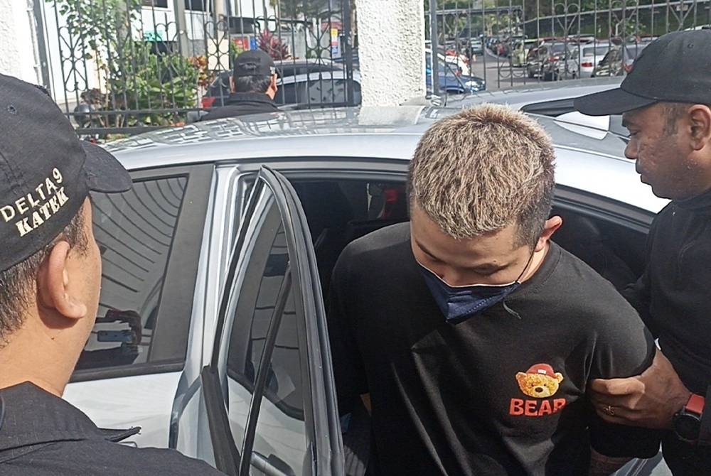 Tertuduh dibawa ke Mahkamah Majistret Johor Bahru atas pertuduhan membunuh seorang kanak-kanak lelaki pada 2 Oktober lalu.