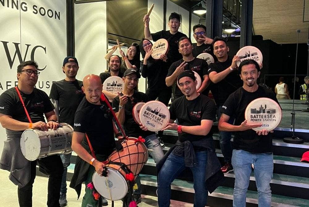 Kumpulan persembahan Setia Harmony yang menyambut ketibaan Yang di-Pertuan Agong dan Raja Permaisuri Agong.