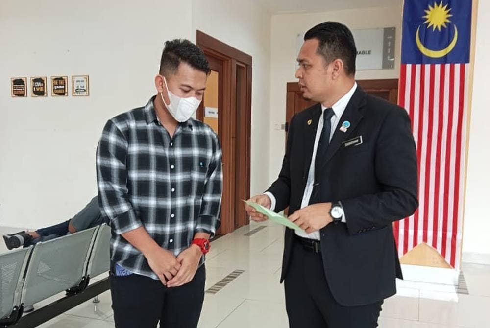 Tuan Ahmad Azir (kiri) dihadapkan ke Mahkamah Majistret di Besut atas dakwaan menyeludup tiga ekor lembu dalam kejadian pada Ogos lalu.