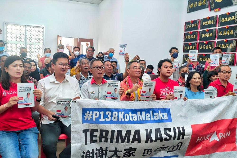 Poay Tiong (empat dari kiri) ketika Pelancaran Kad Laporan bekas Ahli Parlimen Kota Melaka di Kota Laksmana pada Khamis.