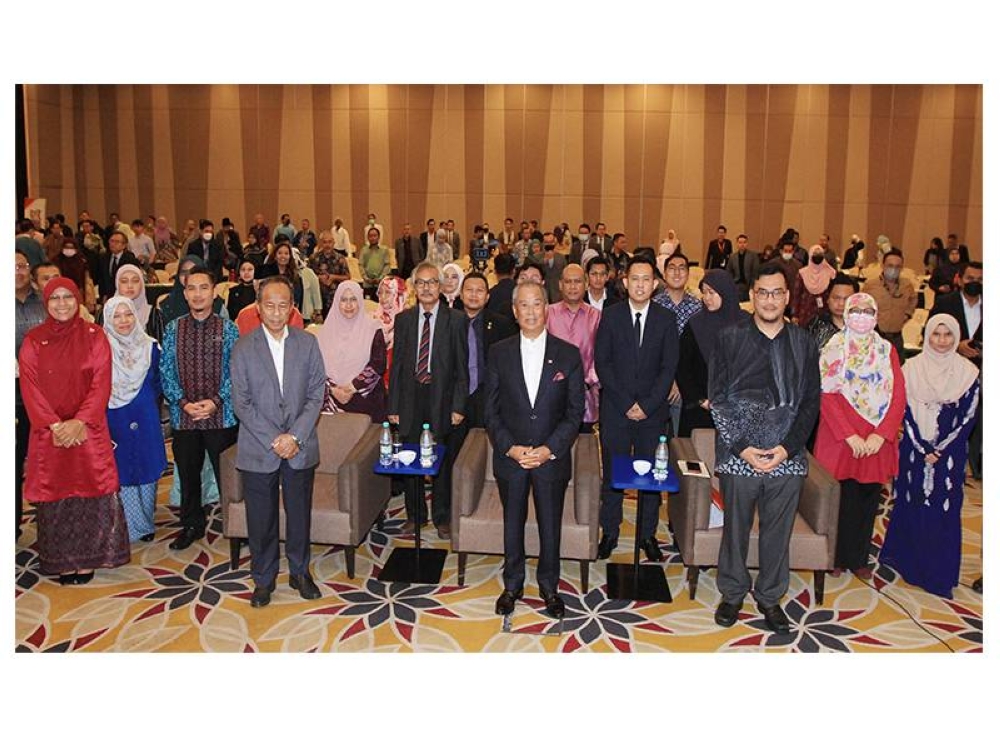 Muhyiddin (depan, dua dari kanan) bergambar dengan peserta seminar.