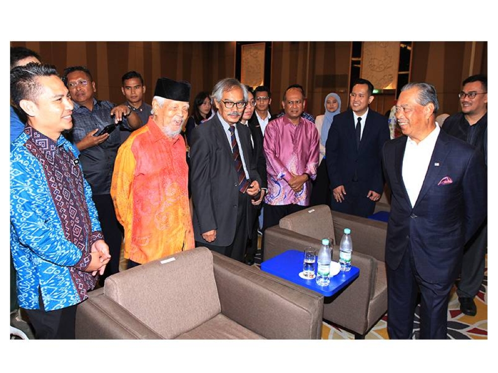 Muhyiddin beramah mesra dengan peserta selepas selesai merasmikan majlis berkenaan.