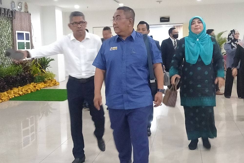 Muhammad Sanusi ketika selesai mempengerusikan mesyuarat exco di Bilik Gerakan Kompleks MPSPK pada Khamis.