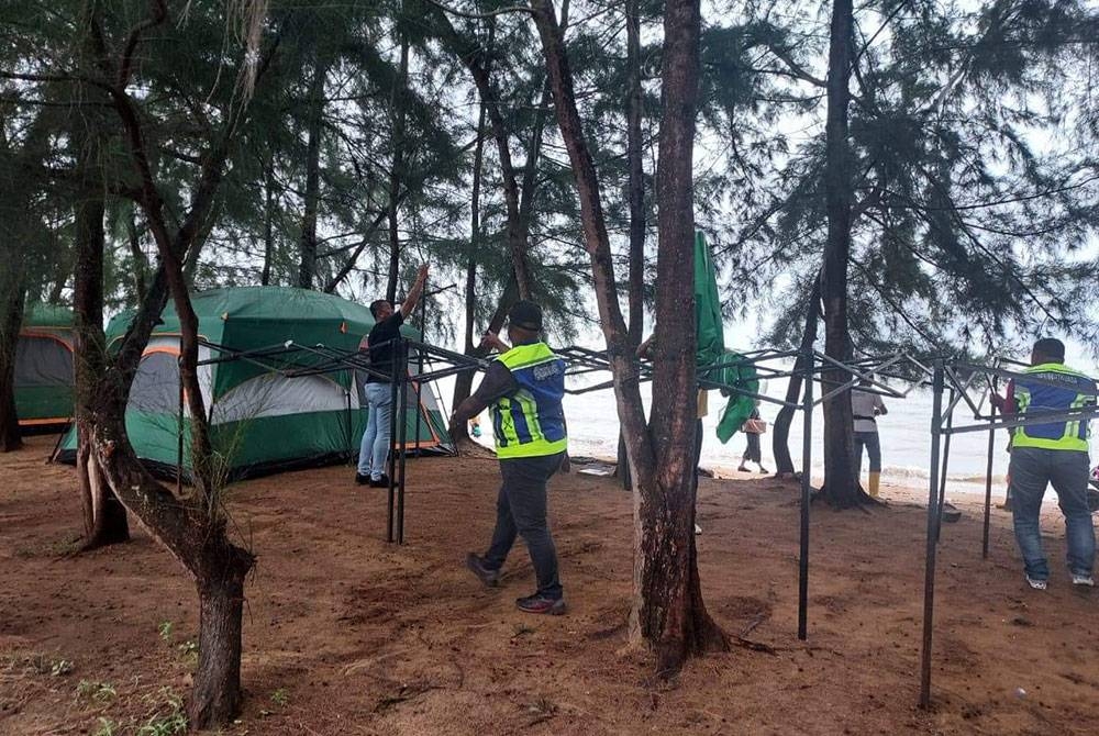 Penguat kuasa MPPD menyita khemah yang dipasang di Pantai Port Dickson. - Foto Facebook MPPD