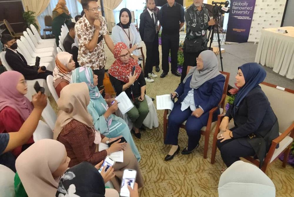 Roziah (duduk, kiri) dan Rita Sosilawati (kanan) beramah mesra dengan hadirin ketika Majlis Menandatangani Surat Hasrat Antara UiTM Dengan Wanita Ikon Selangor 2022 dan Majlis Pelancaran 'Are You Ok Centre' di UiTM Shah Alam pada Khamis.