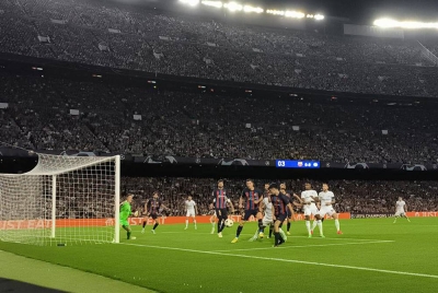 Antara aksi perlawanan Inter menentang Barcelona di Camp Nou awal pagi tadi