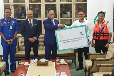 Wan Rosdy (empat dari kini) menerima sumbangan persiapan banjir Petronas kepada Kerajaan Negeri Pahang diserahkan Pengurus Besar Petronas Pantai Timur, Mohammad Ahmad Shazly Ramli di Wisma Sri Pahang di sini pada Khamis.