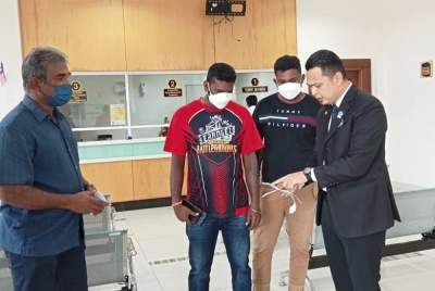 Manogaran (kiri) dihadapkan ke Mahkamah Majistret di Besut pada Khamis atas dakwaan menyeludup 50 ekor lembu menggunakan treler pada Ogos lalu.