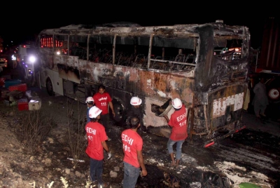Keadaan bas yang hangus dalam kejadian kebakaran di Nooriabad, Pakistan. - Foto EPA