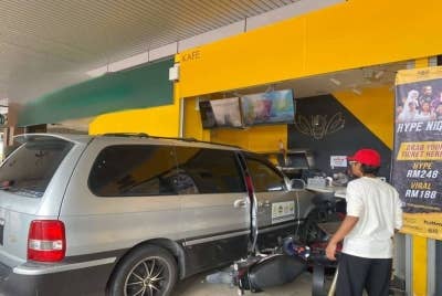Sebuah MPV Naza Ria yang dipandu lelaki berusia 43 tahun merempuh 'outlet' BubbleBee di Meru Raya pada Khamis. Foto: ihsan pembaca