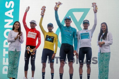 Ivan Ramiro (tiga dari kiri), Syritsa (tiga dari kanan), Nur Aiman (dua dari kiri) dan Andrey Zeits (dua dari kanan) selepas Peringkat 3 Petronas LTdL 2022 dari Putrajaya ke Genting Highlands pada Khamis.