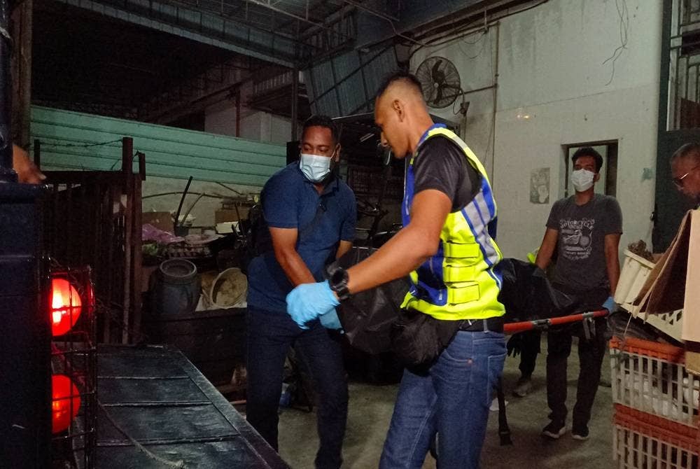 Polis mengangkat mayat mangsa untuk dibawa ke HRPB bagi bedah siasat.