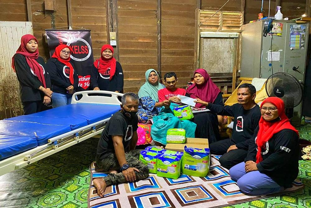 Ahli KELSS menyampaikan sumbangan katil, lampin pakai buang dan wang tunai kepada Ahmad Danish dan neneknya di Kampung Siram, Pasir Mas.