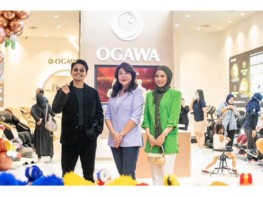 Izzue Islam (kiri) dan Farah Nabilah (kanan) yang hadir menyerikan majlis pembukaan outlet OGAWA Malaysia di IOI City Mall, Putrajaya bergambar bersama Datuk Lim Mee Ling.