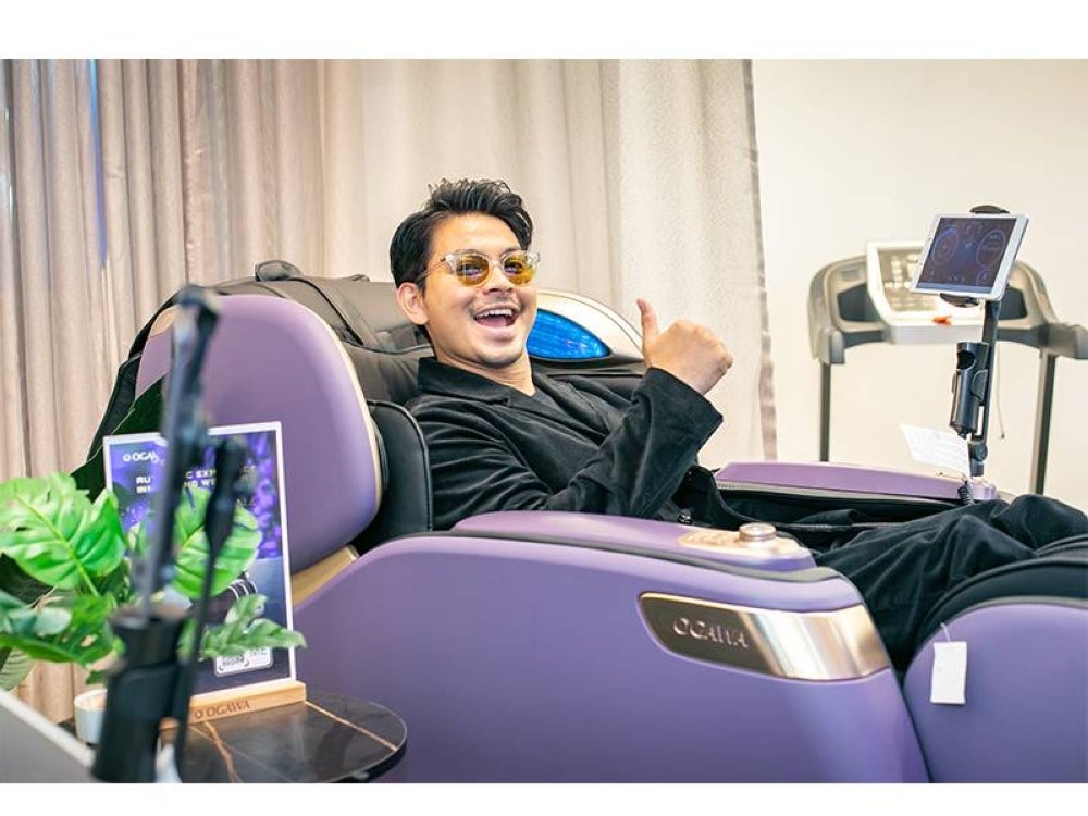  Izzue Islam mencuba salah satu kerusi urut sempena pembukaan outlet OGAWA di IOI City Mall, Putrajaya.