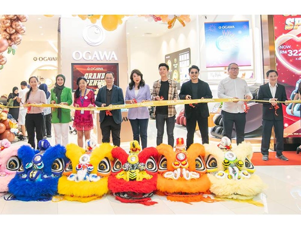 Dari kiri, Xenix, Farah Nabilah, Catherine, Wilfred, Datuk Lim Mee Ling, Boon Hong, Izzue Islam, Jiun Yang dan Zulkarnain melakukan gimik pemotongan riben sebagai pembukaan rasmi outlet OGAWA di IOI City Mall, Putrajaya.