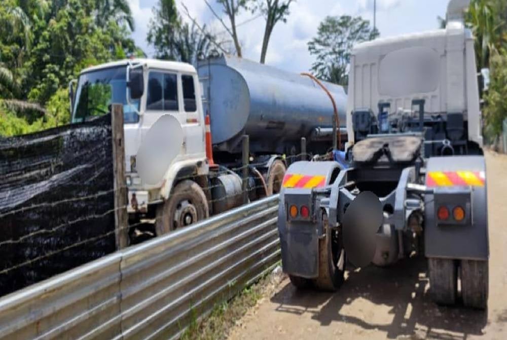 Dua buah lori berada di lokasi dalam keadaan yang mencurigakan. Foto: KPDNHEP Negeri Sembilan