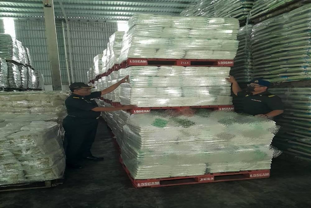 KPDNHEP rampas 34,560 kilogram gula bernilai RM98,496. Foto: KPDNHEP Negeri Sembilan