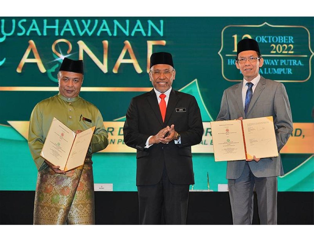 Menteri di Jabatan Perdana Menteri (Hal Ehwal Agama), Datuk Idris Ahmad
(tengah) bergambar selepas sesi menandatangani memorandum persefahaman
(MoU) antara YaPEIM dan MAIWP pada Majlis Pelancaran Program Pembangunan
Ekonomi dan Keusahawanan Asnaf di Hotel Sunway Putra pada Rabu.