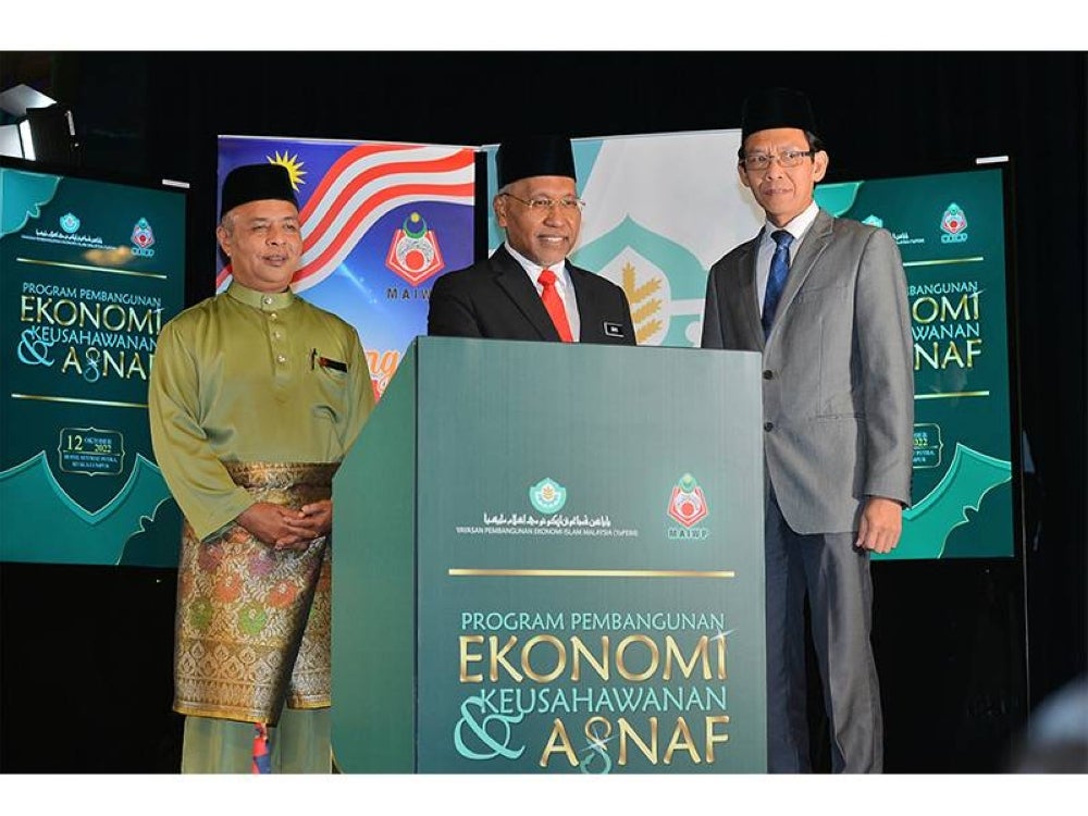 Menteri di Jabatan Perdana Menteri (Hal Ehwal Agama), Datuk Idris Ahmad (tengah) menyempurnakan gimik pelancaran Program Pembangunan Ekonomi dan Keusahawanan Asnaf di Hotel Sunway Putra pada Rabu. Turut bersama, Awang (kanan) dan Pemangku Ketua Pegawai Eksekutif MAIWP, Mohd Nizam Yahya.