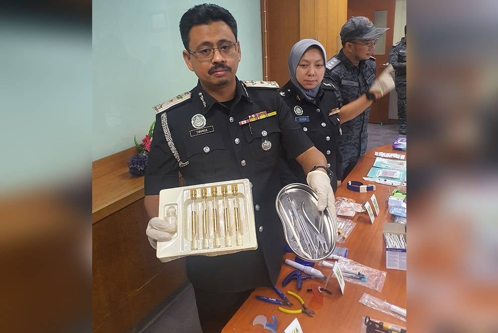 Syamsul menunjukkan antara peralatan digunakan untuk menjalankan prosedur kecantikan.