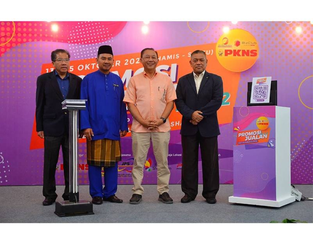 Mahmud (dua dari kanan) selepas merasmikan Program PROTUNe di Kompleks PKNS, di sini pada Jumaat.