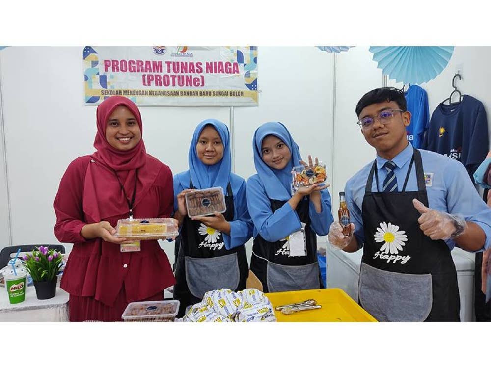 Guru dan pelajar dari SMK Bandar Baru Sungai Buloh mempamerkan pelbagai jenis produk makanan yang dihasilkan oleh mereka dalam program PROTUNe di sini pada Jumaat.