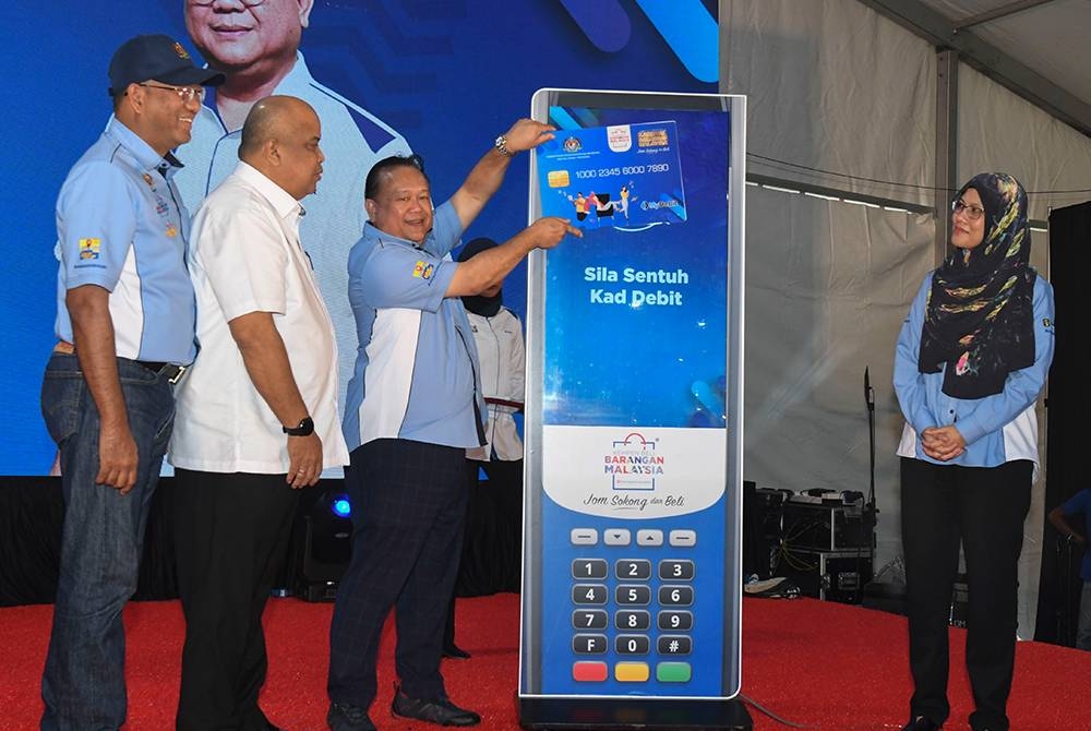 Alexander Nanta Linggi (tiga dari kiri) melakukan gimik pelancaran pada Majlis Pelancaran Kempen Beli Barangan Malaysia 2022 pada Jumaat. -Foto: Bernama