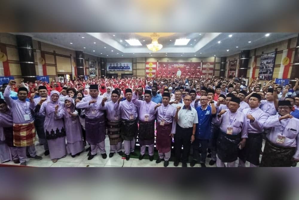 Mohd Yusof bergambar bersama kepimpinan UMNO bahagian Alor Setar selepas merasmikan Mesyuarat Perwakilan UMNO Bahagian Alor Setar di sini pada Jumaat.