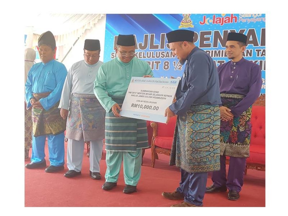 Amirudin menyampaikan sumbangan khas sebanyak RM10,000 kepada Masjid Jamek Sultan Hishamudin di sini pada Jumaat.