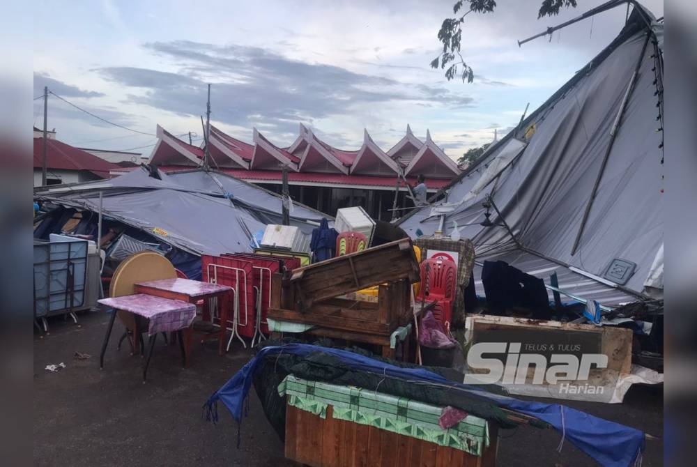 Sabani mengemas barang yang diterbangkan angin kuat dalam keadaan kira-kira 4.30 petang Jumaat.