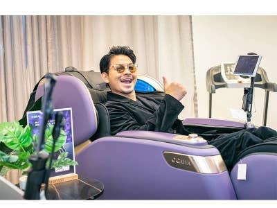  Izzue Islam mencuba salah satu kerusi urut sempena pembukaan outlet OGAWA di IOI City Mall, Putrajaya.