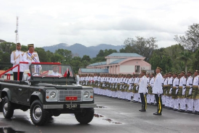 Abdul Rahman melakukan pemeriksaan perbarisan sempena Majlis Perbarisan Hari Ulang Tahun Ketiga Divisyen Kelima Infantri di Padang Kawad Rejimen Ke-6 RAD, Kem Lok Kawi, Putatan.