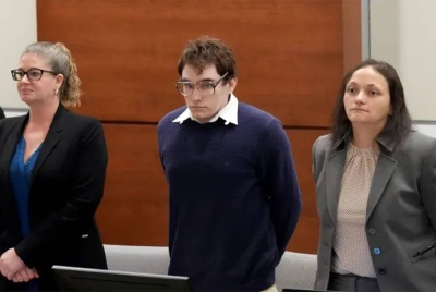 Gambar fail menunjukkan Nikolas Cruz (tengah) di Mahkamah Daerah Broward County, Fort Lauderdale. - Foto AFP