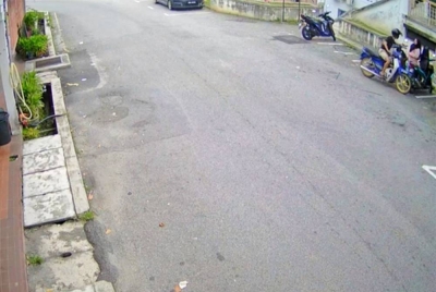 Tangkap layar video tular kejadian cubaan samun melibatkan suspek sama.