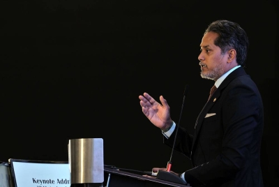 Khairy Jamaluddin menyampaikan ucapan pada persidangan 'Clinical Research Malaysia (CRM) Trial Connect 2022' di Pullman KL jalan Conlay pada Jumaat. - Foto Bernama