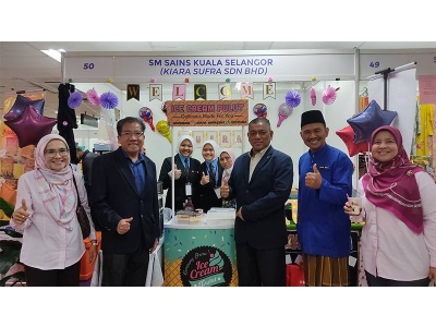 Warga PKNS bersama pelajar SM Sains Kuala Selangor di reruai jualan di Kompleks PKNS, di sini.