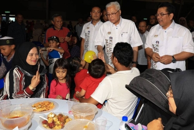 Ismail Sabri (berdiri dua dari kanan) meluangkan masa beramah mesra bersama orang ramai pada Majlis Perasmian Jelajah Aspirasi Keluarga Malaysia Negeri Melaka di MITC dekat Ayer Keroh pada Jumaat. - Foto Bernama